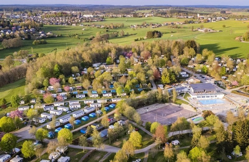 Luftfoto vom Campingplatz Bertrix in den belgischen Ardennen